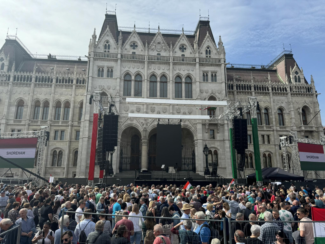 A Kossuth téren várják a nemzeti menet érkezését (Fotó: Magyar Hang)