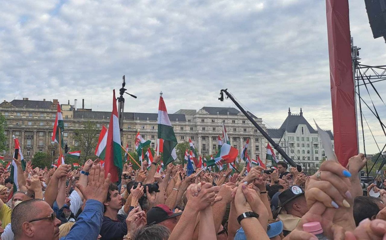 Felemelt, összefogózkodott kezek Magyar Péter tüntetésén, a Kossuth téren 2024. április 6-án (Fotó: Magyar Hang/Albert Enikő)