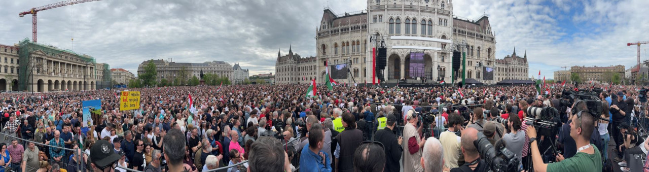 Panorámakép a Kossuth térről Magyar Péter tüntetése alatt (Fotó: Magyar Hang/Lukács Csaba)