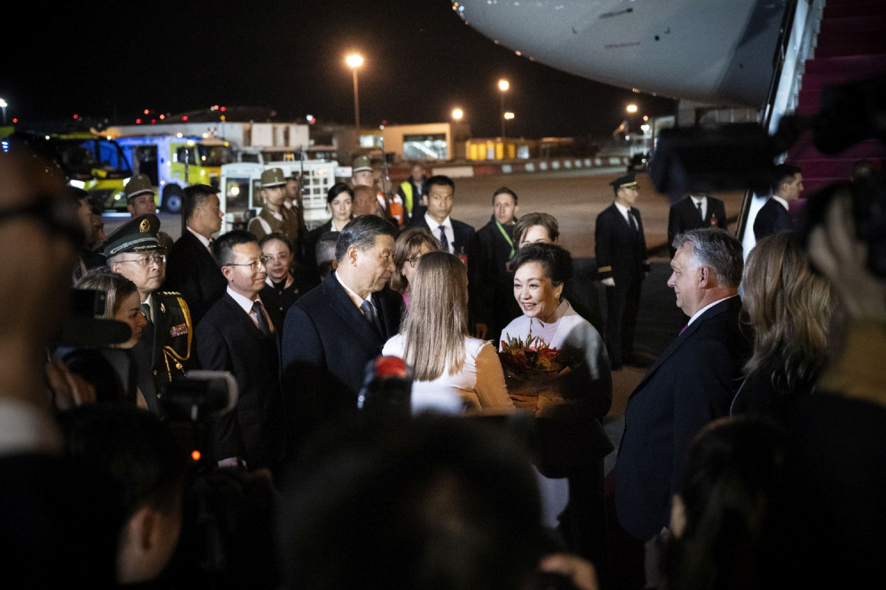 Orbán Viktor miniszterelnök fogadja Hszi Csin-ping kínai elnököt a Budapest Liszt Ferenc Nemzetközi Repülőtéren 2024. május 8-án (Fotó: MTI/Miniszterelnöki Sajtóiroda/Benko Vivien Cher)