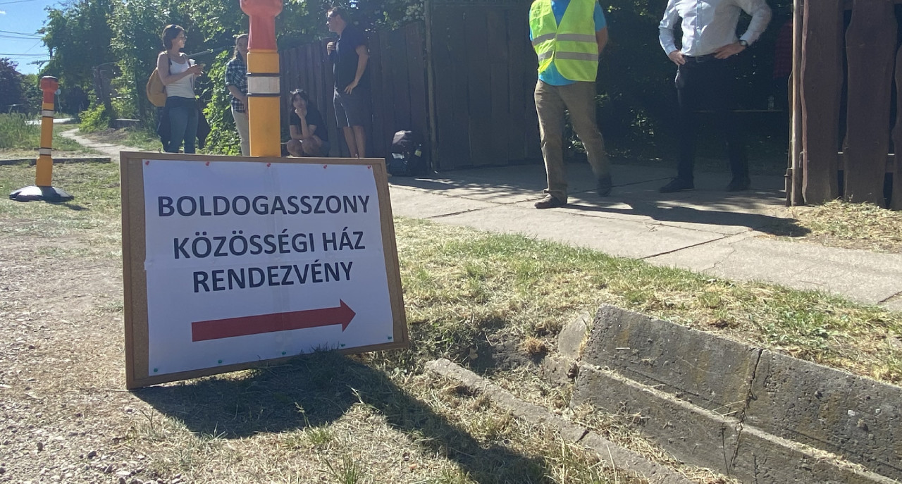 Fideszes lakossági fórum zárt kapuk mögött Pusztaszabolcson 2024 május 14-én.