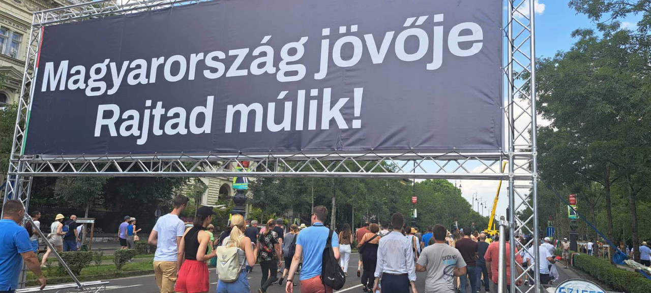 Magyar Péter és a Tisza Párt kampányzáró demonstrációja Budapesten, a Hősök terén 2024. június 8-án (Fotó: Magyar Hnag/Albert Enikő)