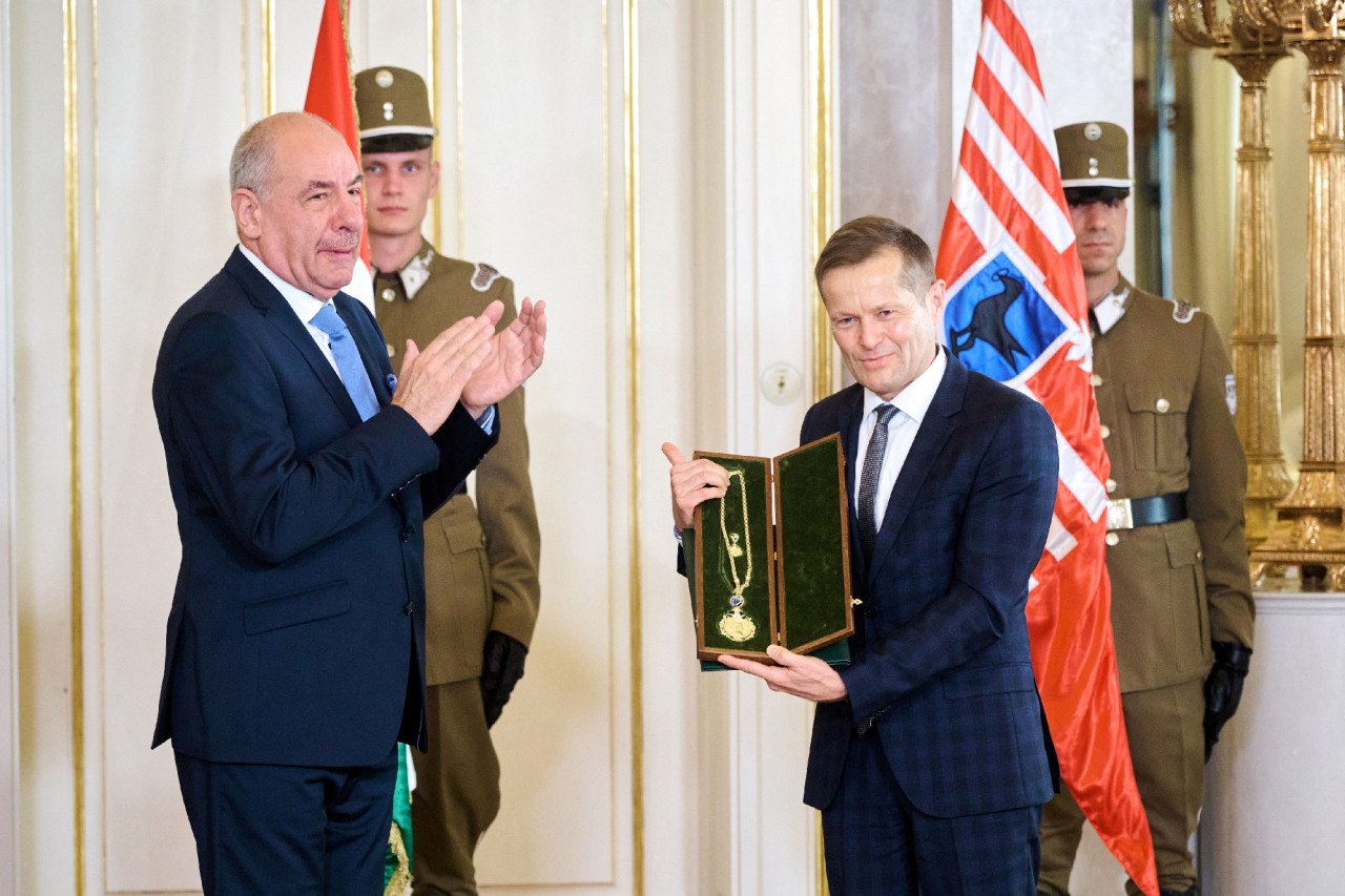 Krausz Ferenc megkapta a Magyar Corvin-lánc kitüntetést (Fotó: MTI/Sándor-palota/Bartos Gyula)
