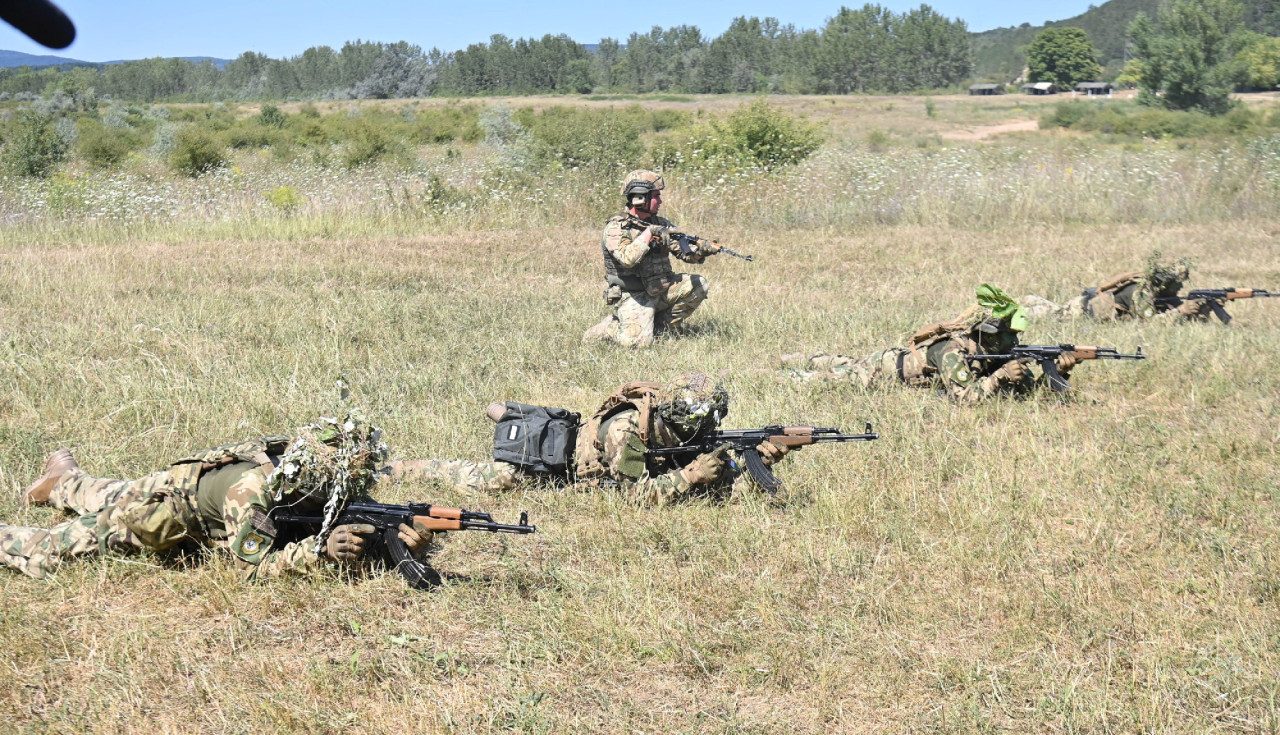 A „Szeretem, Megvédem!” kampányban bevonult területvédelmi tartalékos katonák tereptan és általános harcászati foglalkozása a csobánkai kiképző és gyakorlótéren 2024. július 31-én (Fotó: MTI/Bruzák Noémi)