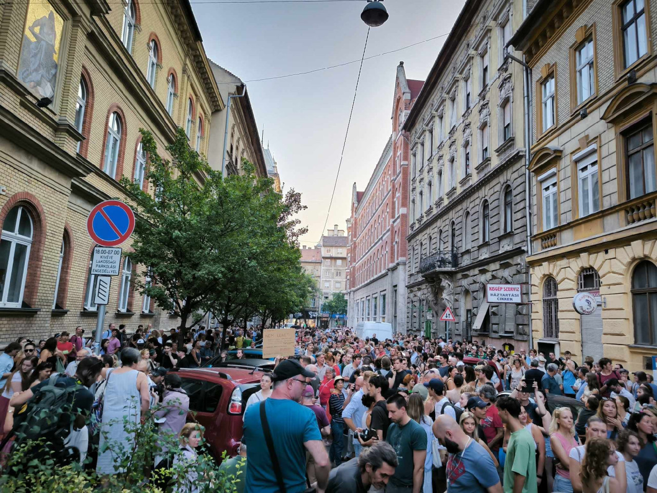 Tüntetés a budapesti Madách Imre Gimnázium épülete előtt 2024. augusztus 28-án (Fotó: Magyar Hang/Dévényi István)