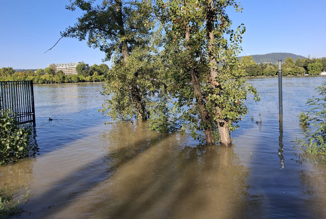 Az áradó Duna Budapesten (Fotó: Magyar Hang/Tompos Ádám)