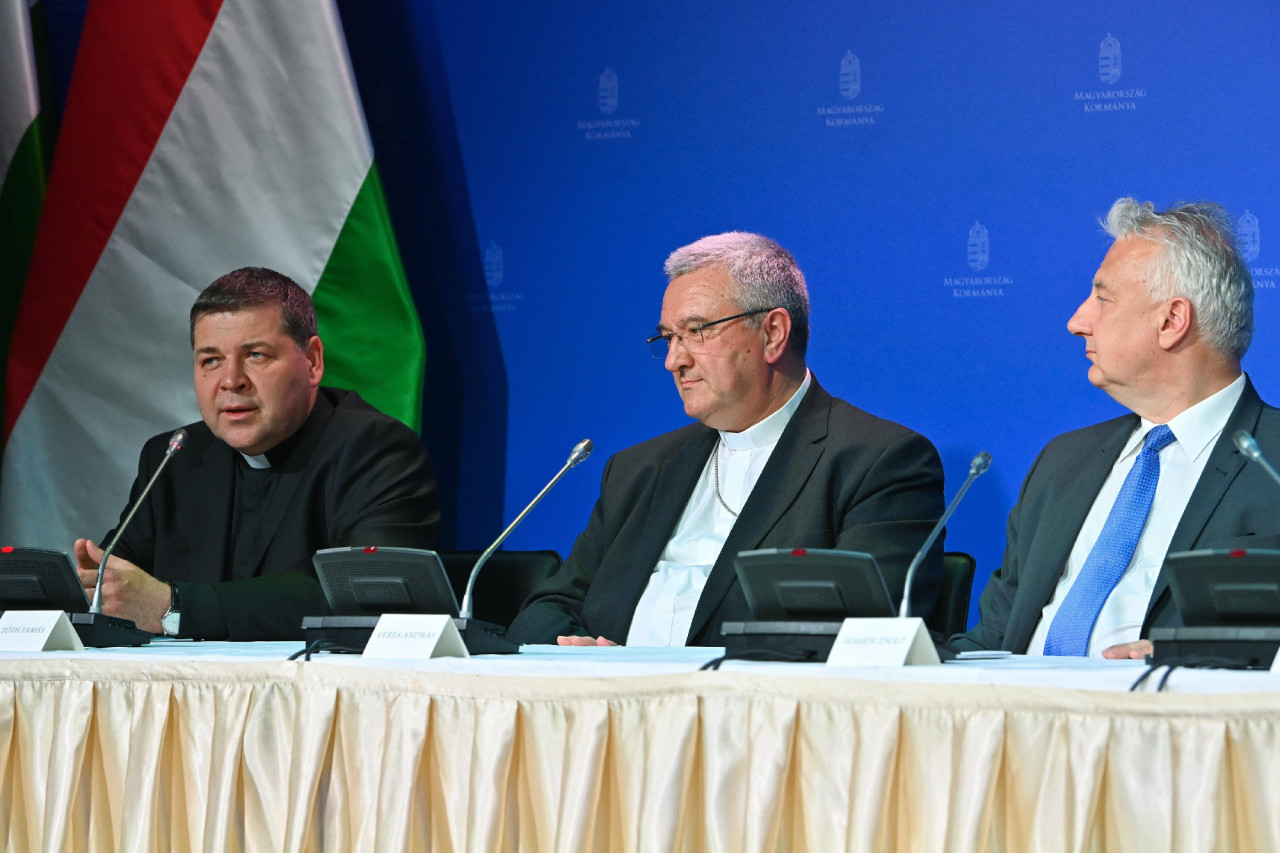 Tóth Tamás, a Magyar Katolikus Püspöki Konferencia (MKPK) titkára (b), középen Veres András győri megyés püspök, mellette Semjén Zsolt miniszterelnök-helyettes (Fotó: MTI/Bruzák Noémi)