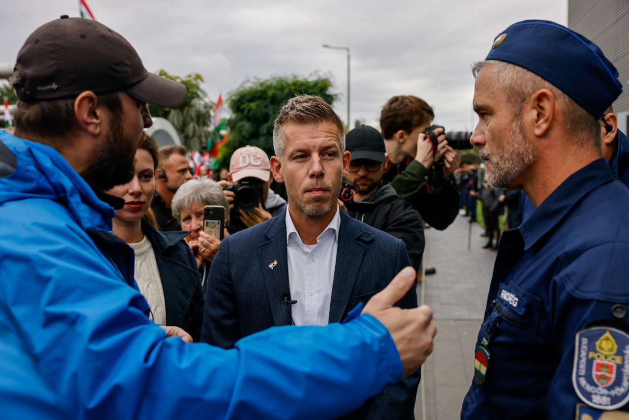 Magyar Péter a tüntetés kezdetén (Fotó: Magyar Hang/Végh László)