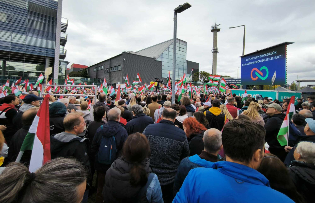 A közmédia épületénél zajlott demonstráció (Fotó: Magyar Hang/Dévényi István)