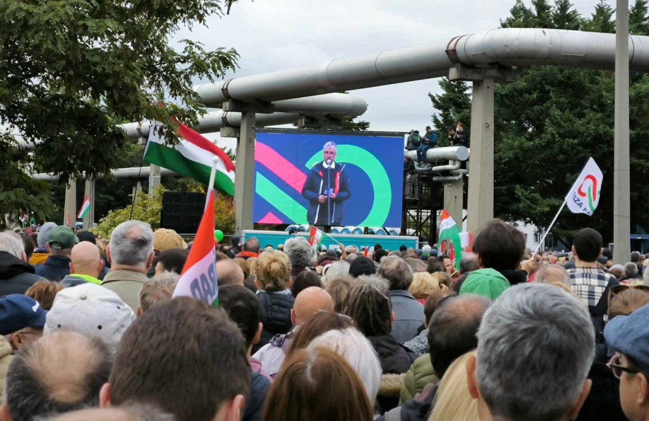 A közmédia épületénél zajlott demonstráció (Fotó: Magyar Hang/Dévényi István)