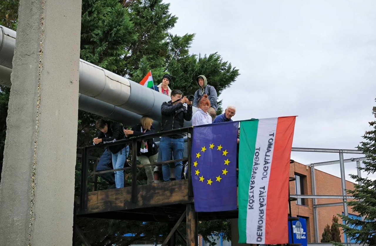 A közmédia épületénél zajlott demonstráció (Fotó: Magyar Hang/Dévényi István)