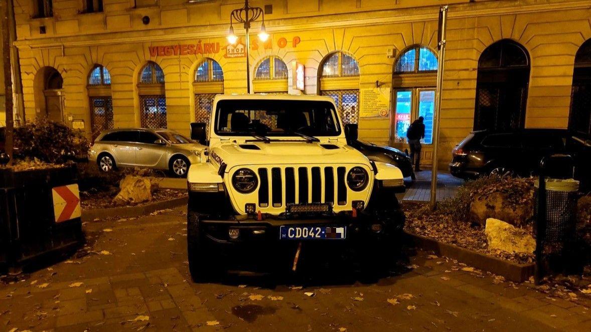 Diplomatarendszámos jeep