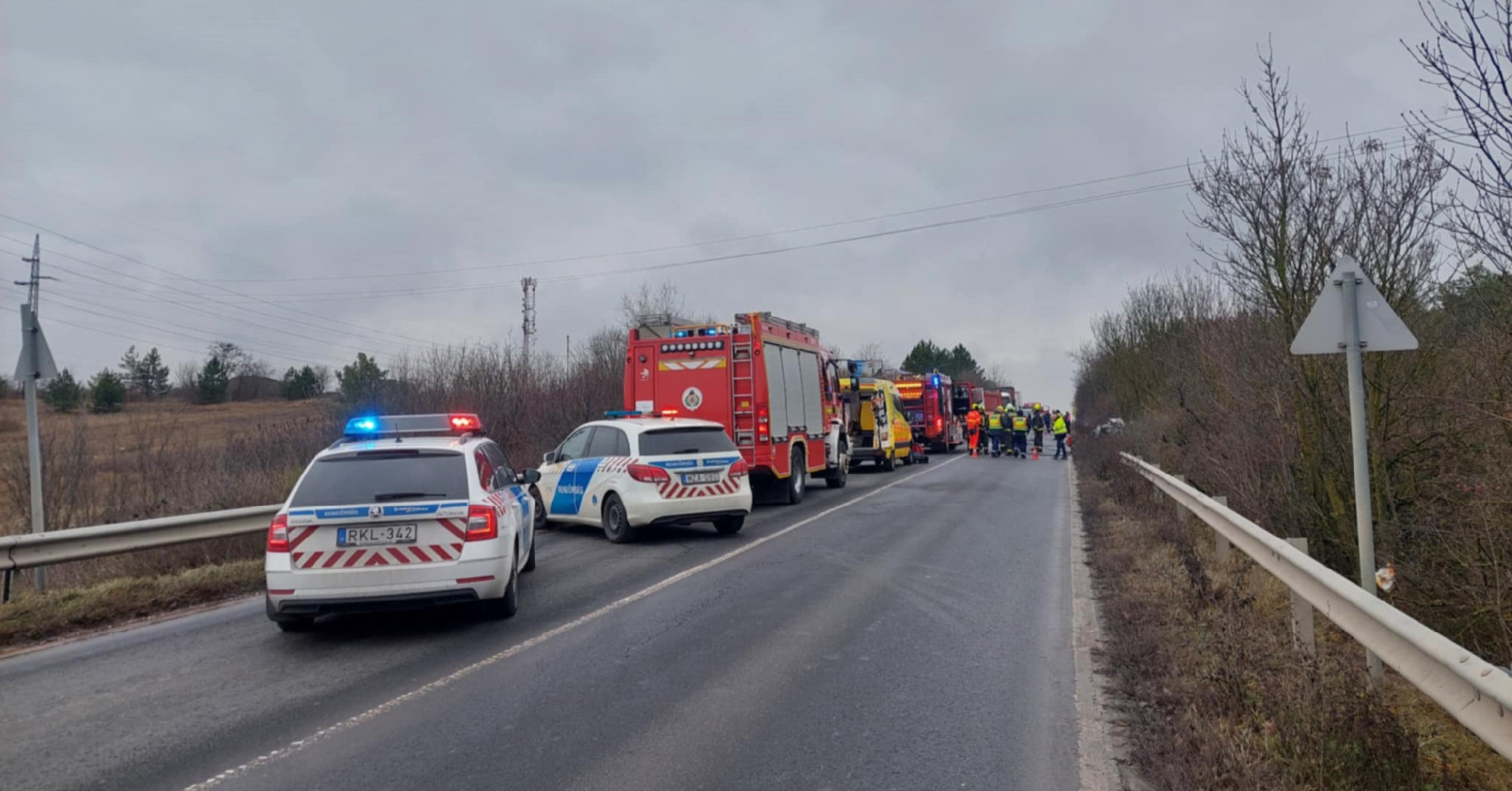 Mentőhelikopter, tűzoltók és rendőrök a Balatoni úton