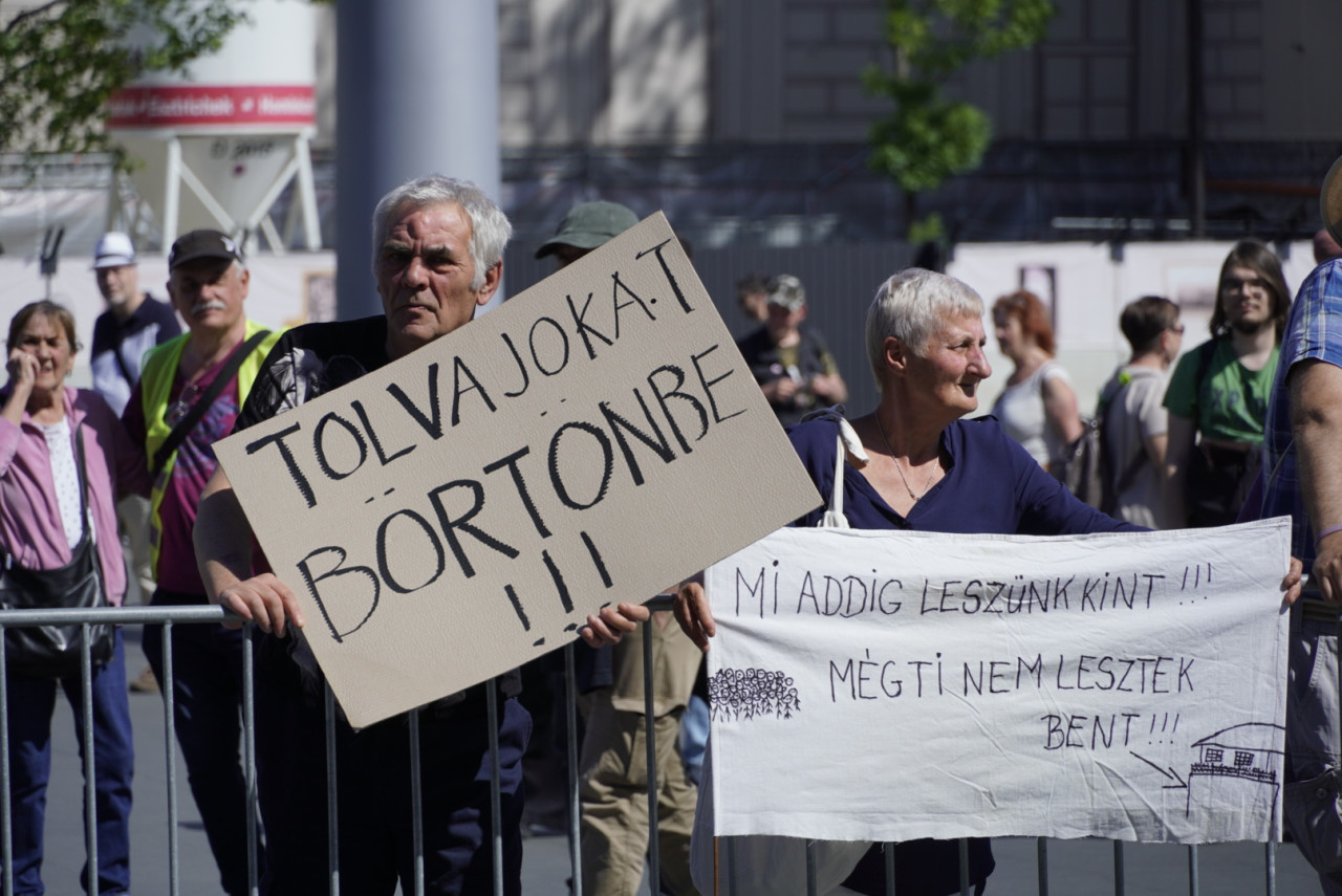 Tüntetők a Kossuth téren 2025. május 1-jén (Fotó: Magyar Hang/Nyéki Martin)