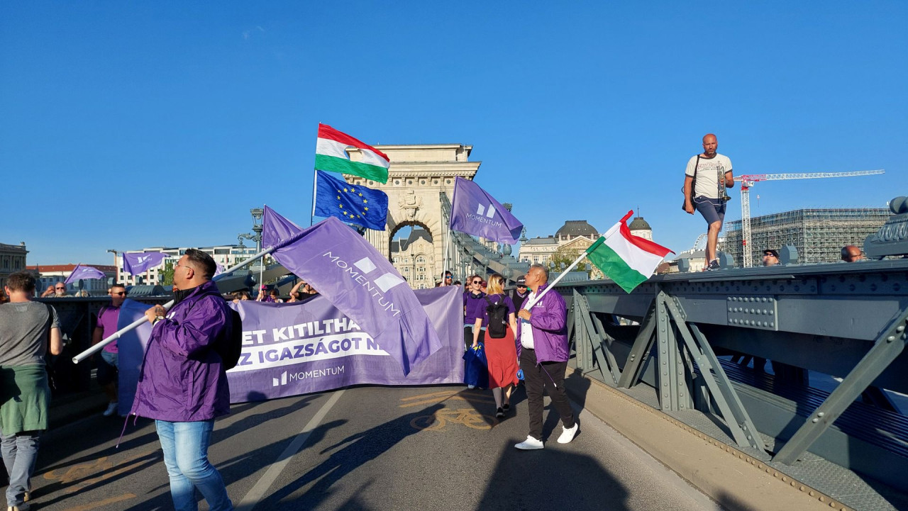 Tüntetők a Lánchídon 2025. május 1-jén (Fotó: Magyar Hang/Hutter Marianna)