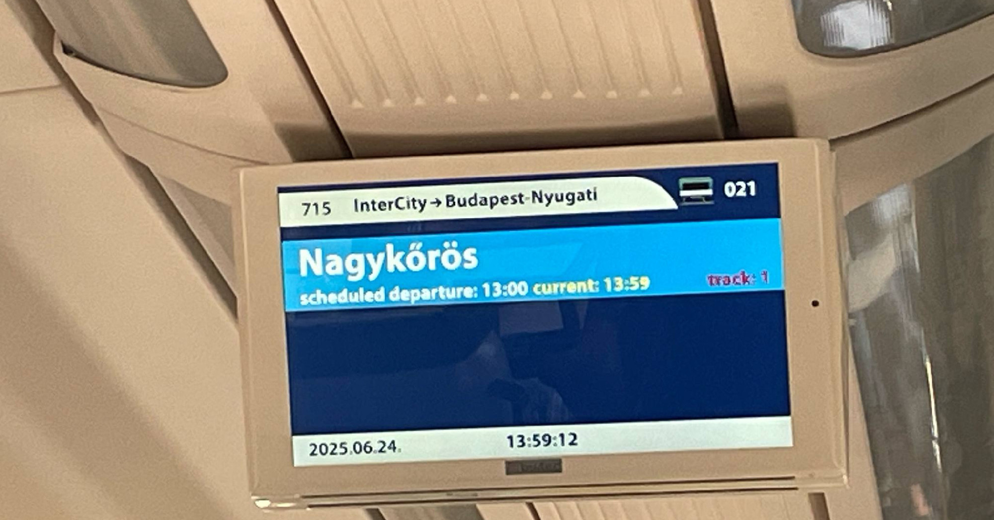 Tehervonatot vontatott a Szegedről Budapestre tartó IC, az utasok már taxit hívtak