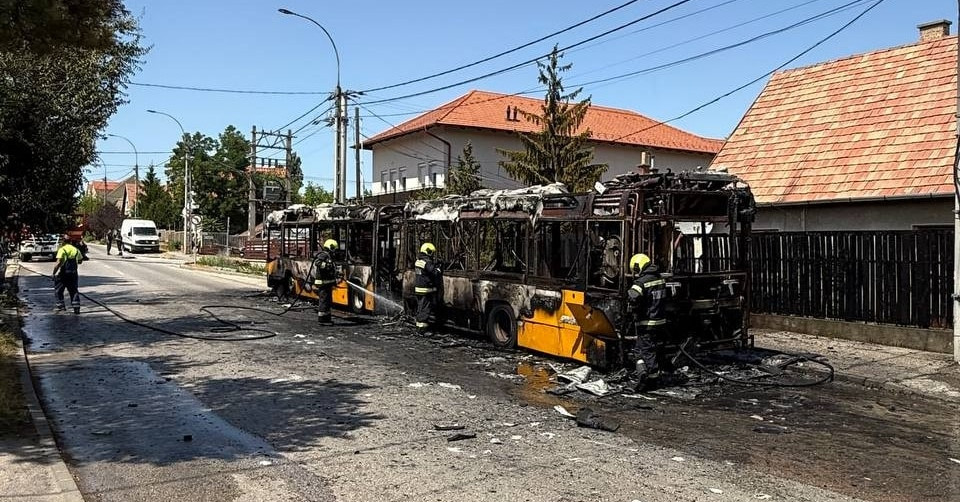 Videón, ahogy teljesen kiégett egy Volánbusz Fóton