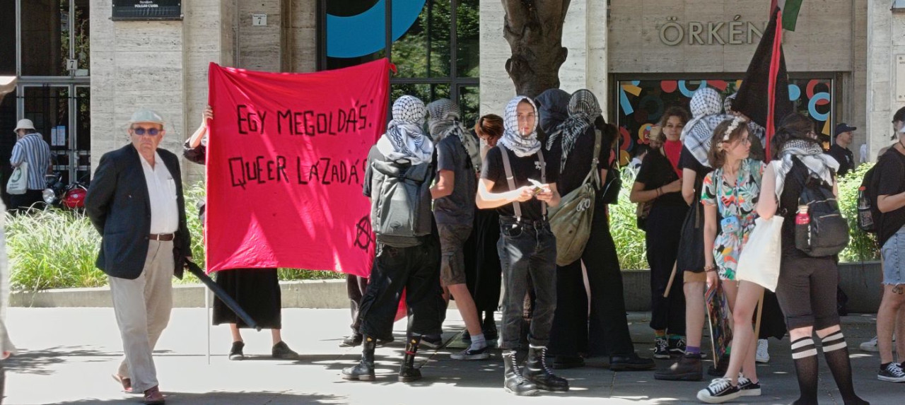 Demonstrálók a Madách téren (Fotó: Pethő Tibor/Magyar Hang)