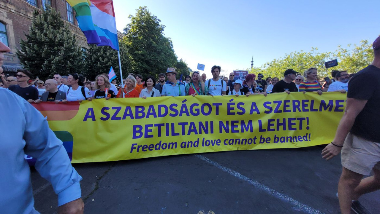 Érkeznek a résztvevők a Műegyetemhez (Fotó: Hutter Marianna/Magyar Hang)