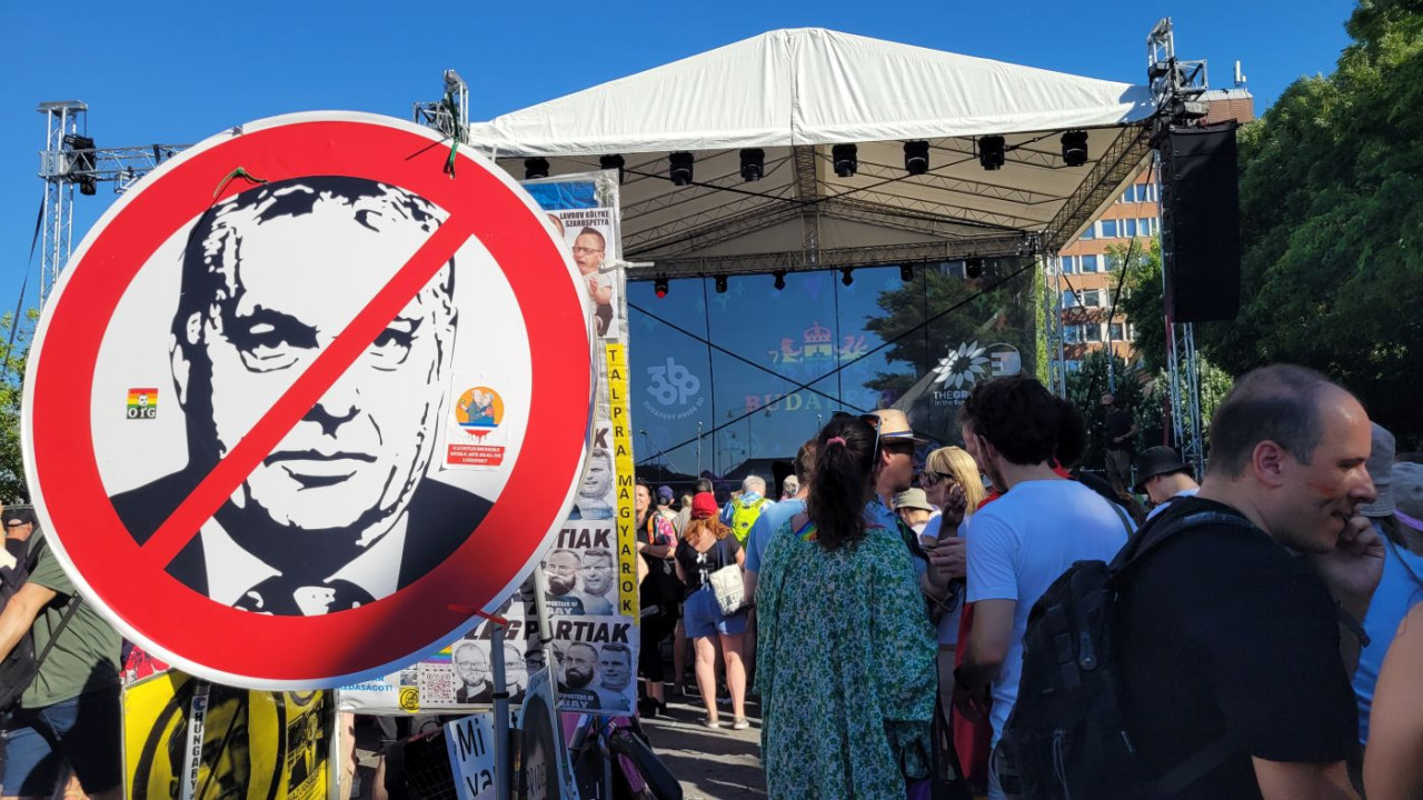 Érkeznek a résztvevők a Műegyetemhez (Fotó: Hutter Marianna/Magyar Hang)