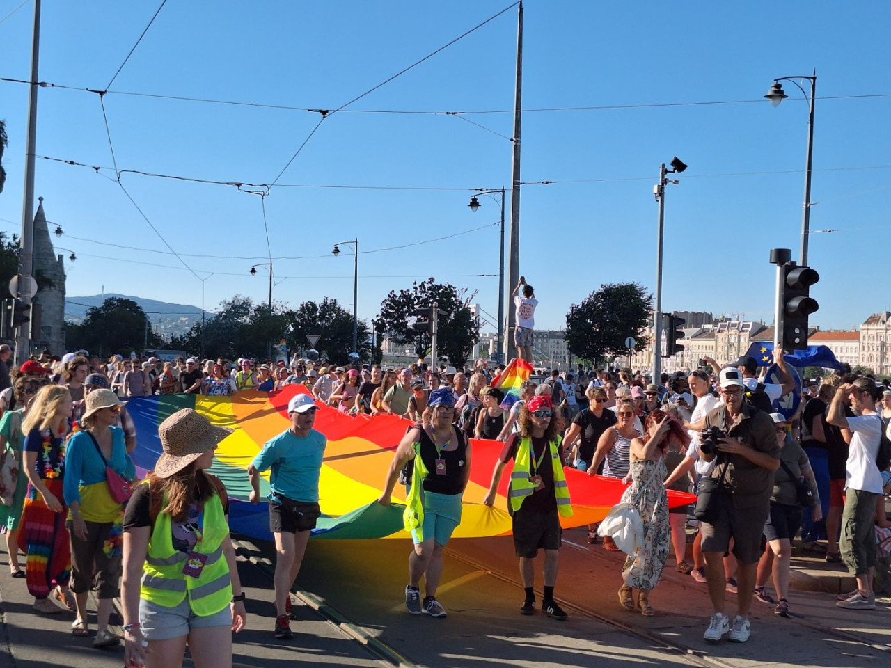 Érkezik a Szent Gellért térre a szivárványos zászló (Fotó: Makrai Sonja/Magyar Hang)
