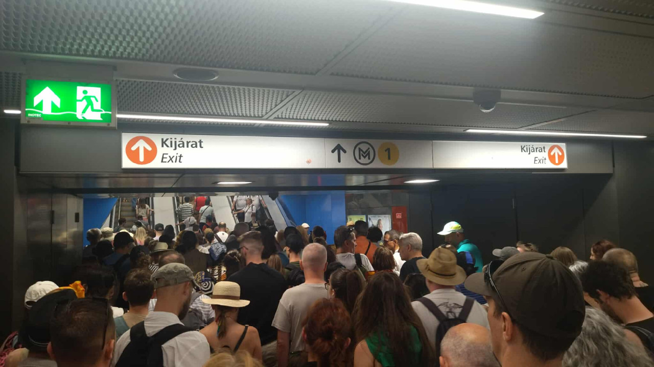 Pride-ra érkezők a Deák téri aluljáróban (Fotó: Koncz Tamás/Magyar Hang)