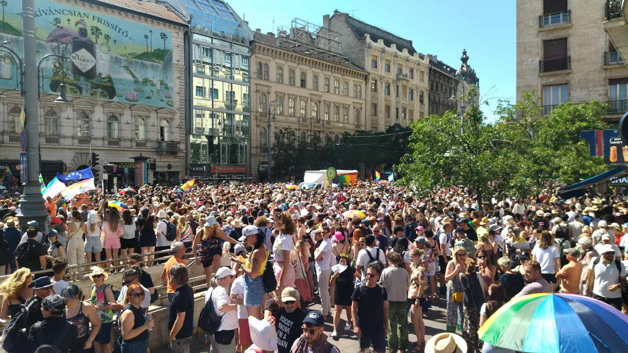A Pride résztvevői az Astoriánál (Fotó: Koncz Tamás/Magyar Hang)