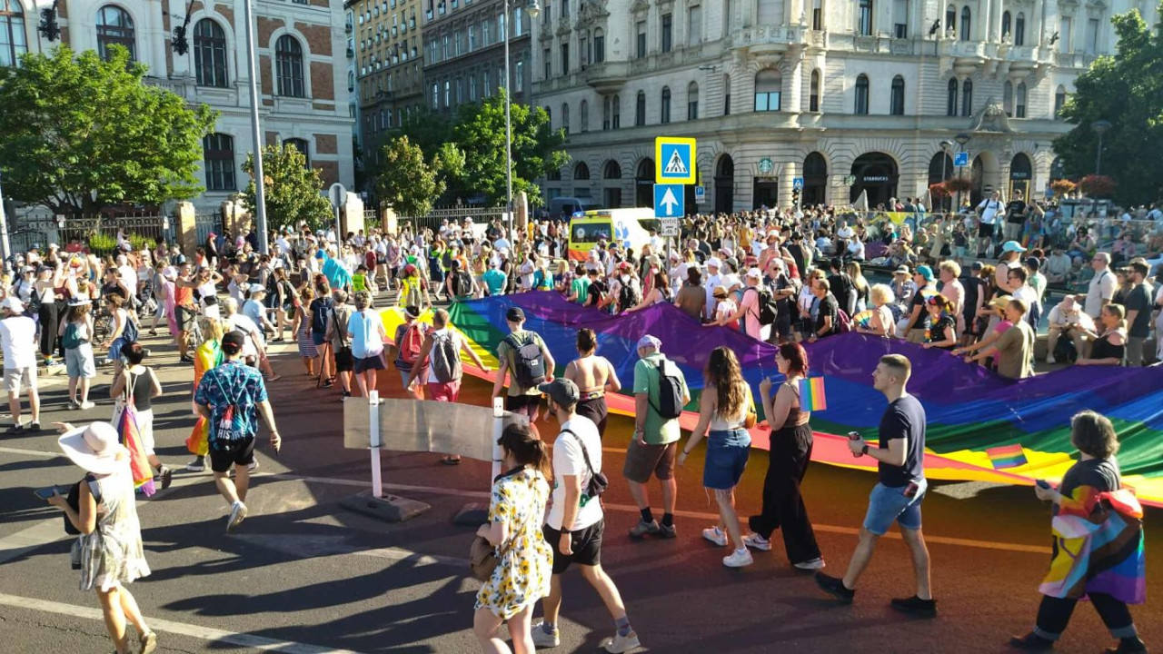 Érkezik a Szent Gellért térre a szivárványos zászló (Fotó: Koncz Tamás/Magyar Hang)