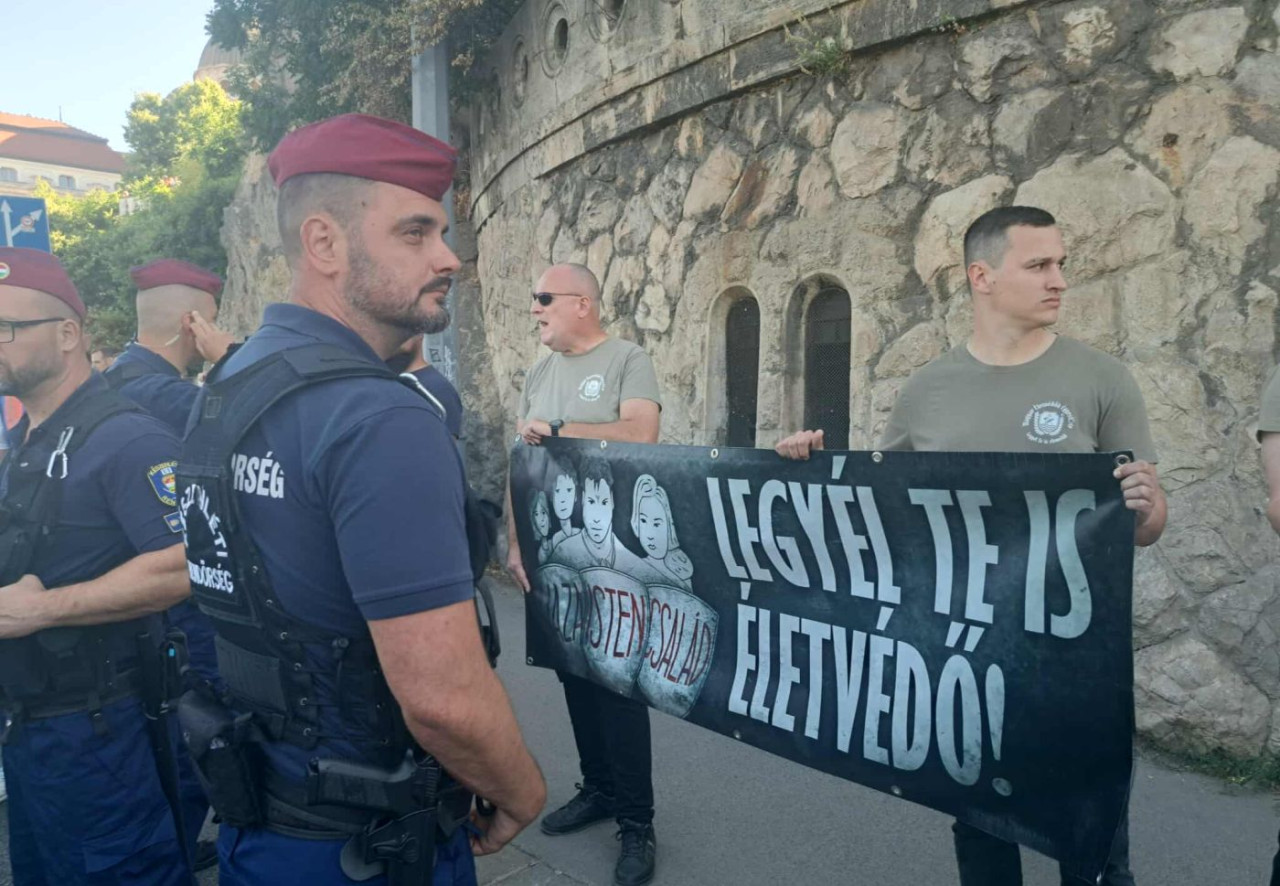 A Hatvannégy Vármegye Ifjúsági Mozgalom aktivistái a Szent Gellért térnél (Fotó: Albert Enikő/Magyar Hang)