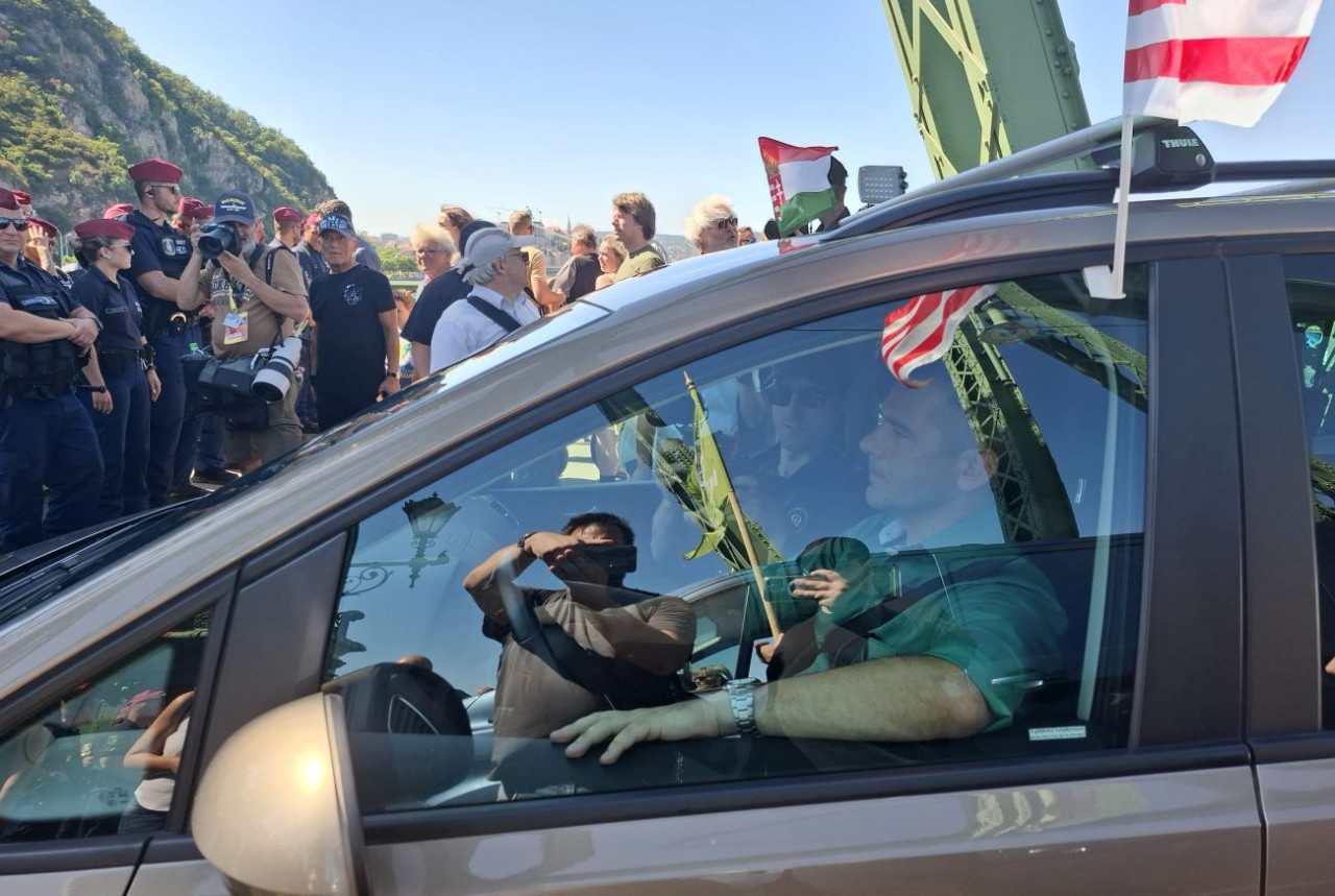 Novák Előd autójával a Szabadság hídon (Fotó: Tompos Ádám/Magyar Hang)