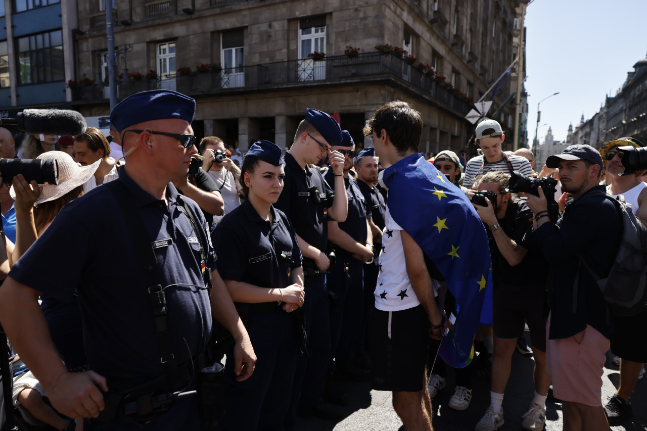 Áll a tömeg az Astoriánál a 2025-ös Pride-on (Fotó: Végh László/Magyar Hang)