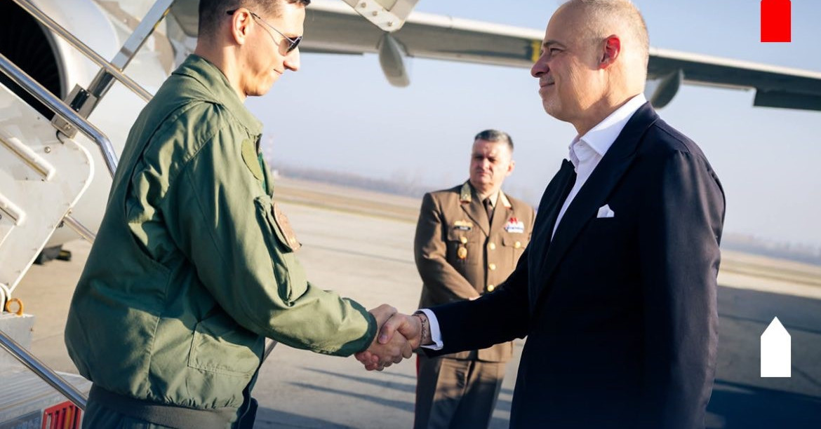 Egymilliós bőrönddel utazott egy fapados járaton a honvédelmi miniszter