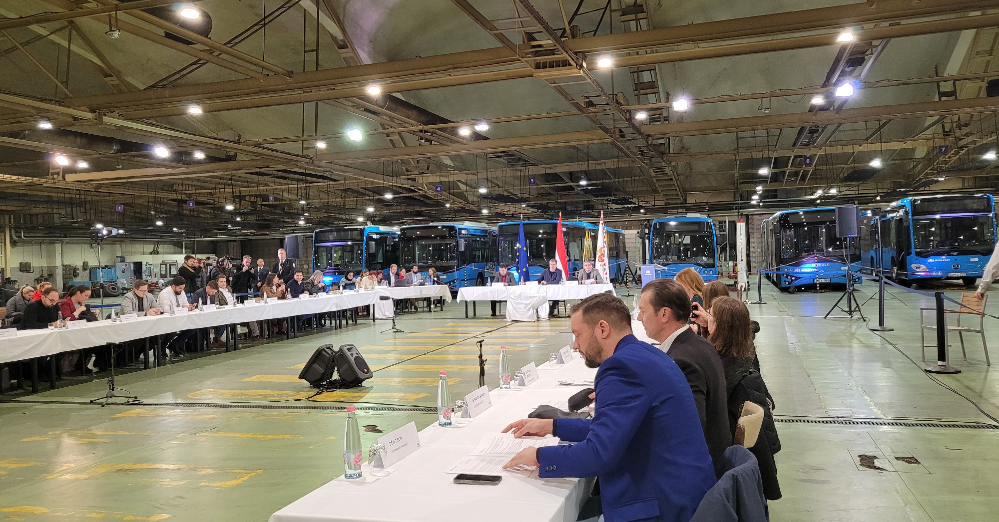 Buszok között tartják rendkívüli közgyűlésüket Karácsony Gergelyék, amit a Tisza inkább kihagy