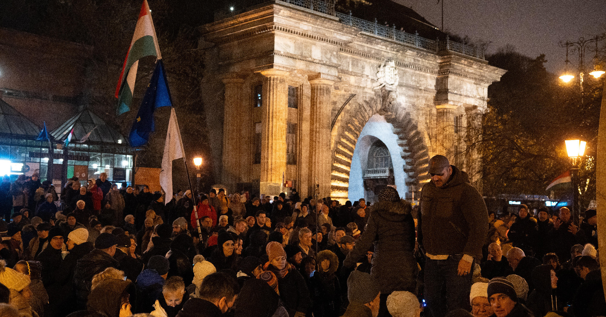 Megindult a menet a Karmelita felé, megtelt a Clark Ádám tér