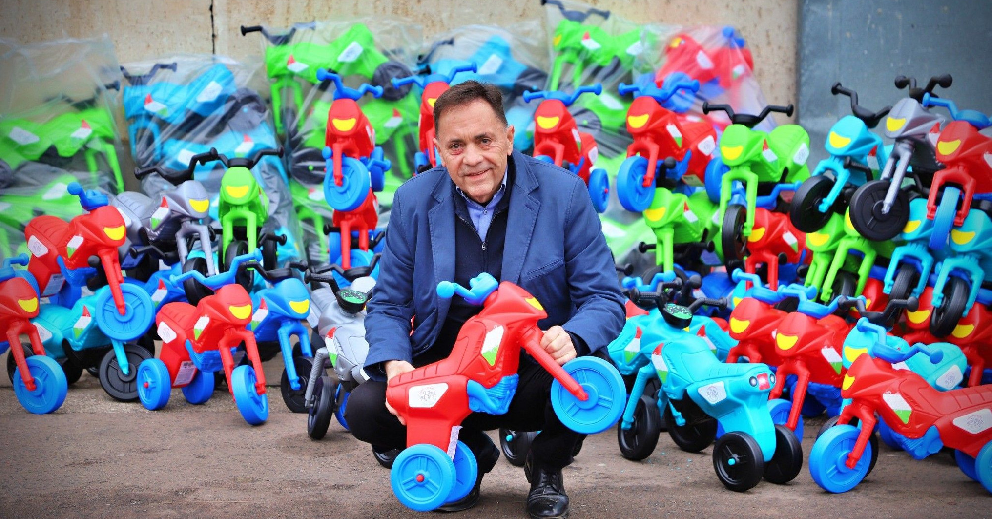 Egy 2,8 milliárdos programból osztják a kismotorokat a fideszesek