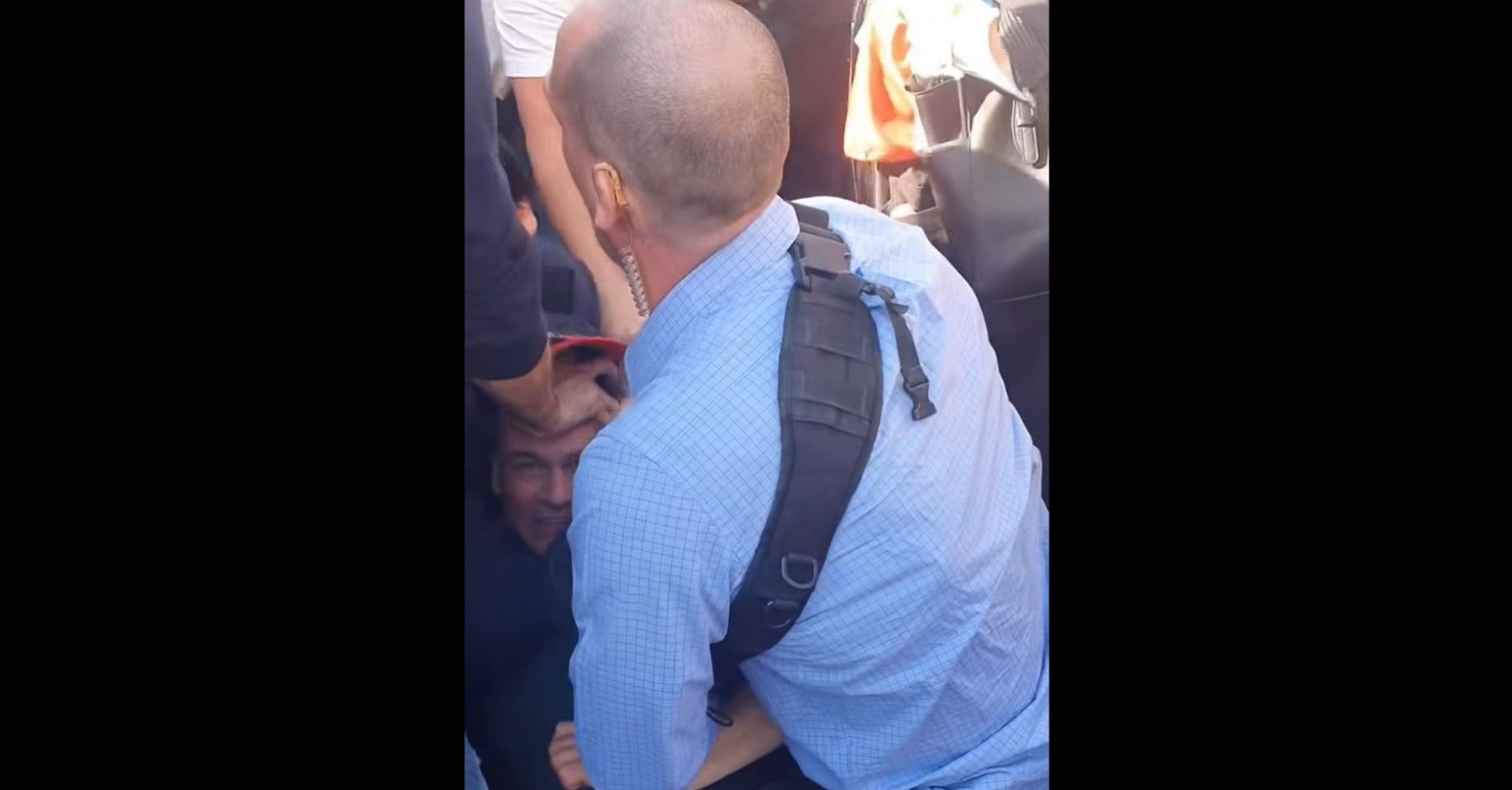 TEK-esek vitték el az Orbánt bíráló tüntetőt (videó)