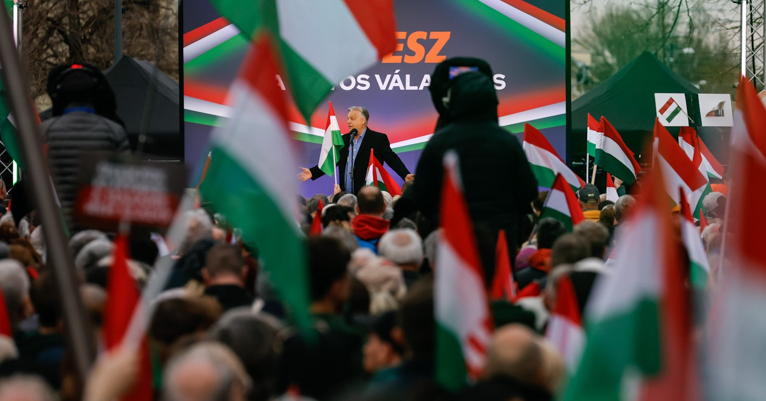 Ellentüntetők fogadták Orbán Viktort Hódmezővásárhelyen.