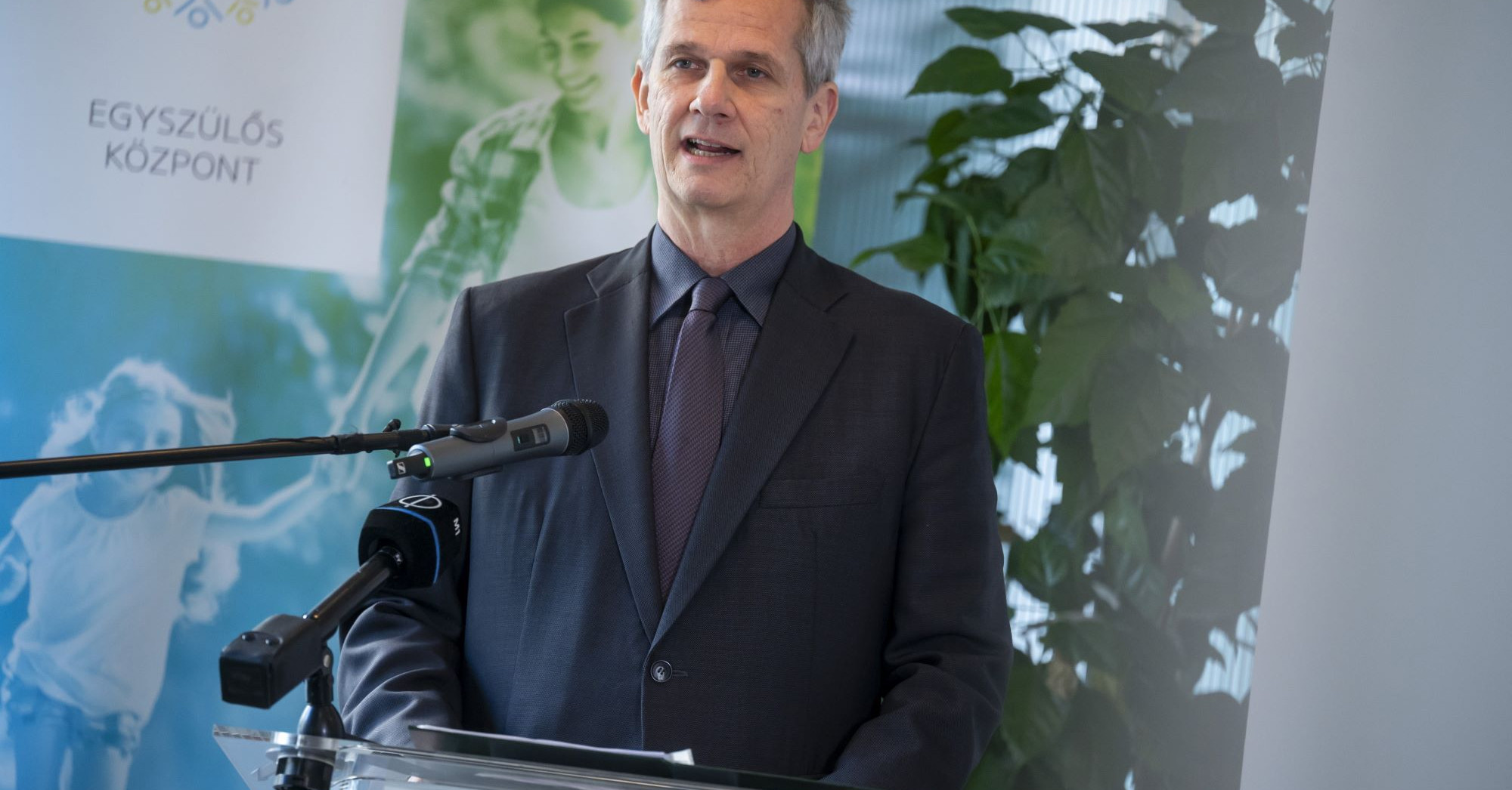 A helyettes államtitkár tulajdonosa annak a patikának, ami megtagadja a tablettát.