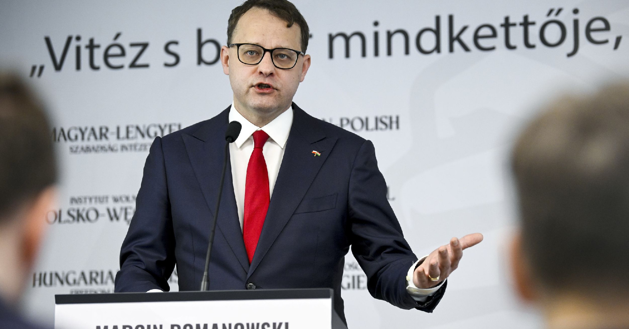 Körözött lengyel politikus a Fidesz-frakció tagjánál él.