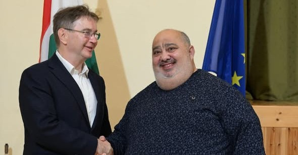 Több százmilliós pályázati csalás miatt hallgattak ki egy polgármestert.
