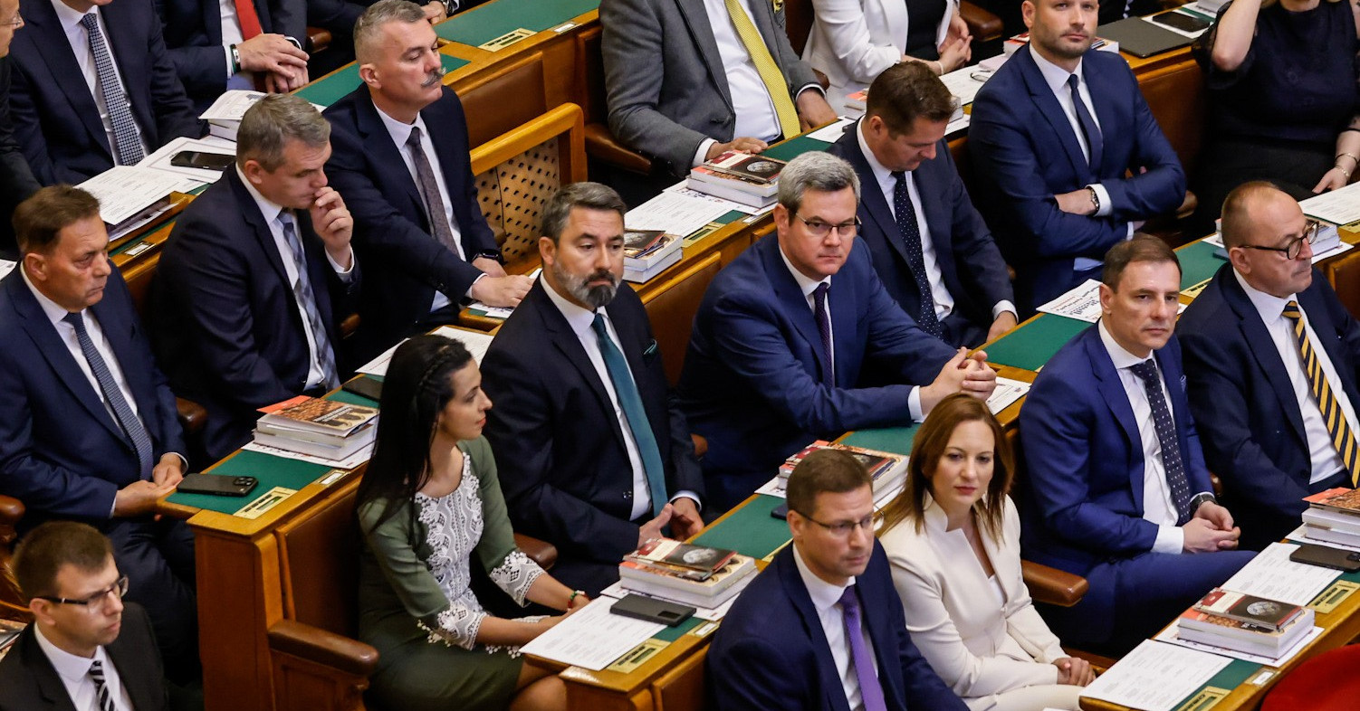A Fidesz a parlamentben marad, amíg Magyar Péter ott van.