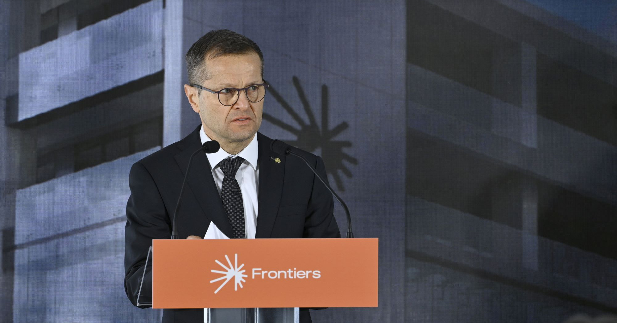 Krausz Ferenc az MCC főigazgatóját kérte fel az Élvonalba.