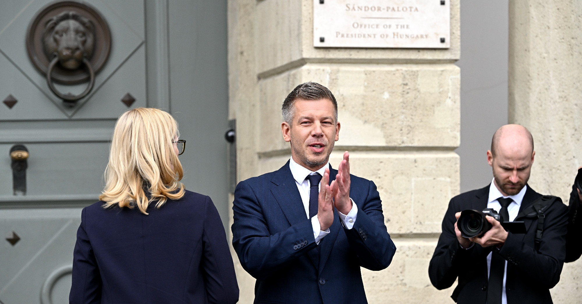 Magyar Péter a Sándor-palotához ment, Sulyok nem mondott le.