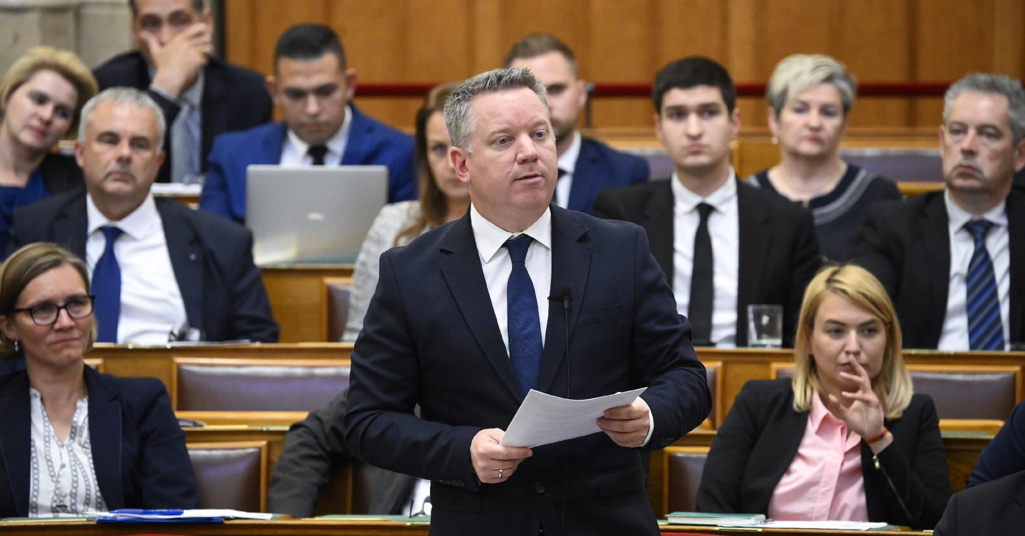 A belügyminiszter felmentette a katasztrófavédelmi és BV-vezetőket.