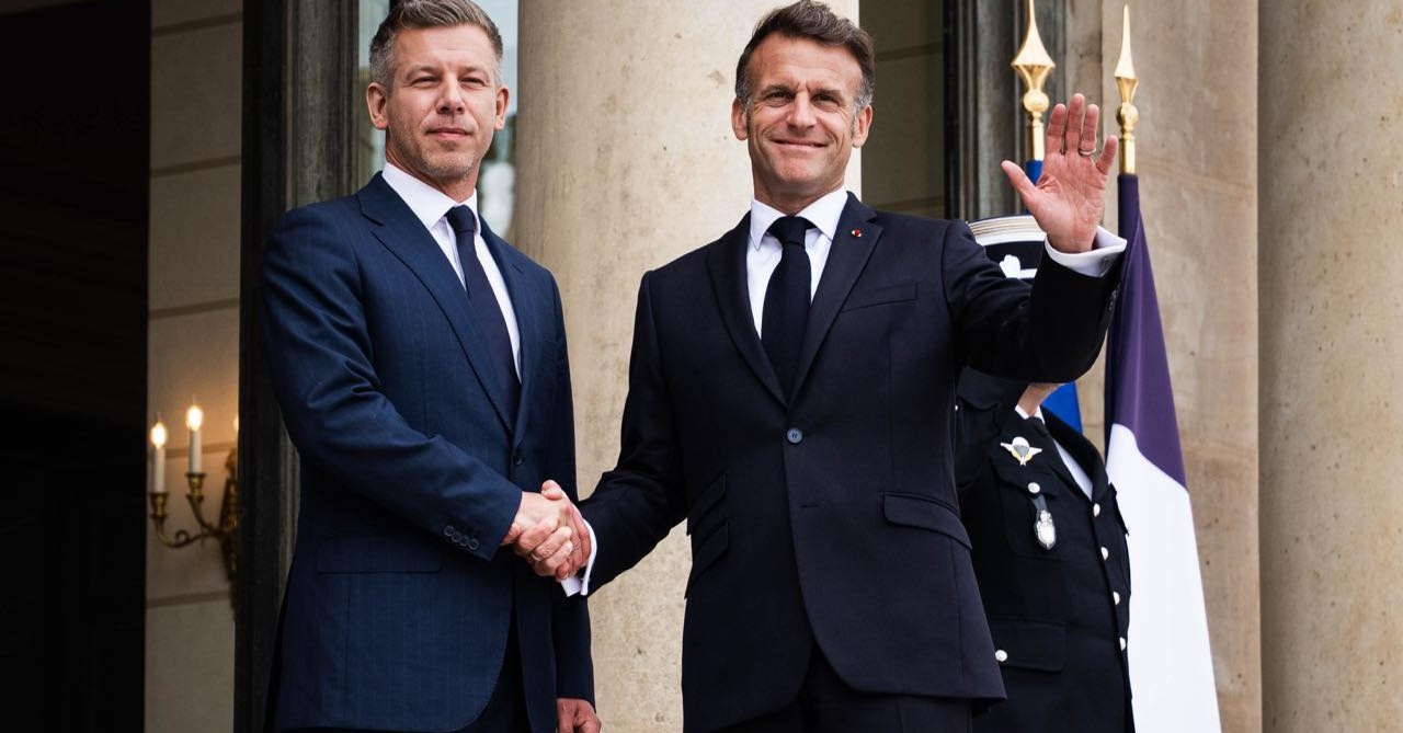 Magyar Péter invitálta a francia elnököt Budapestre.