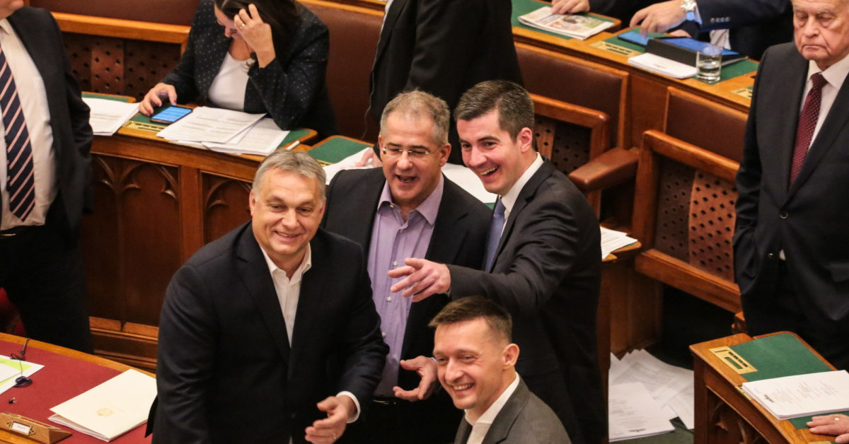 Amíg bent vagy, s amint kint vagy