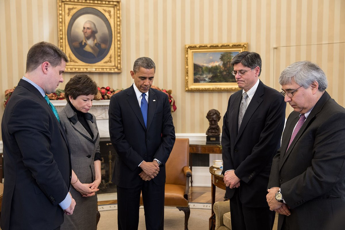 Minute_of_silence_at_White_House_for_Sandy_Hook_school_shooting.jpg