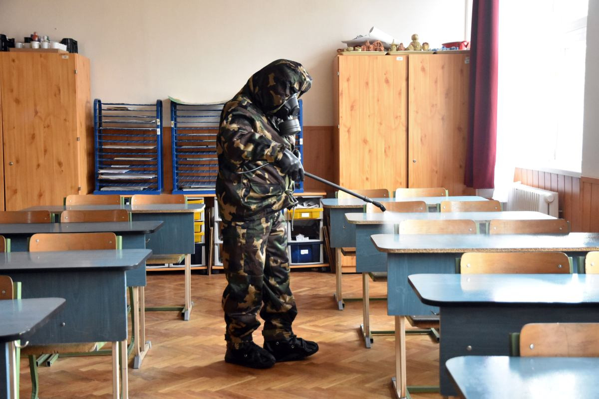 Koronavírus - Szolnoki általános iskolát fertõtlenített a honvédség