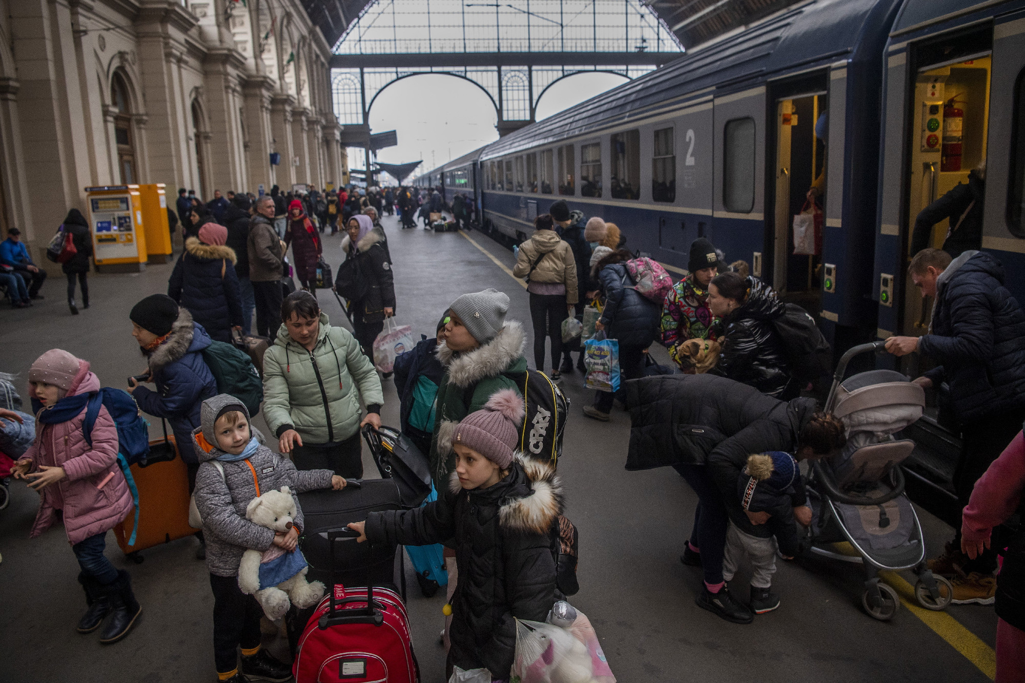 „A szomszéd lakásból egy vadászgép állt ki” – menekültek történetei a Keleti pályaudvarról