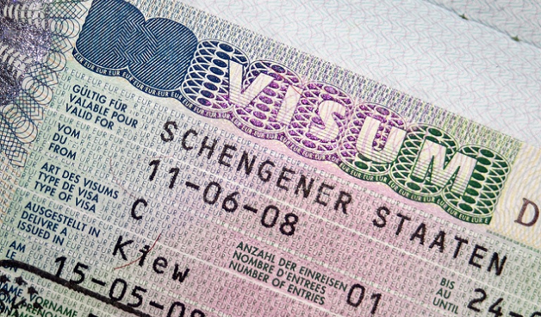 Finnország éjféltől lezárja a határait a schengeni vízummal érkező oroszok előtt